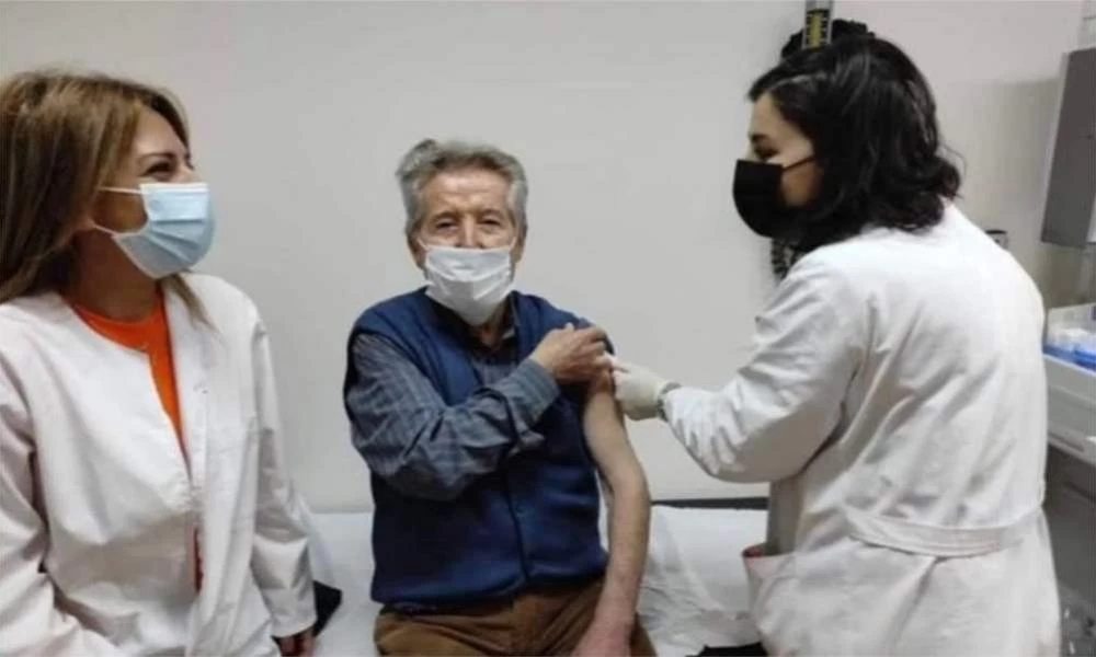 Κορονοϊός: 91χρονος αψήφησε τα χιόνια και πήγε πρώτος να εμβολιαστεί